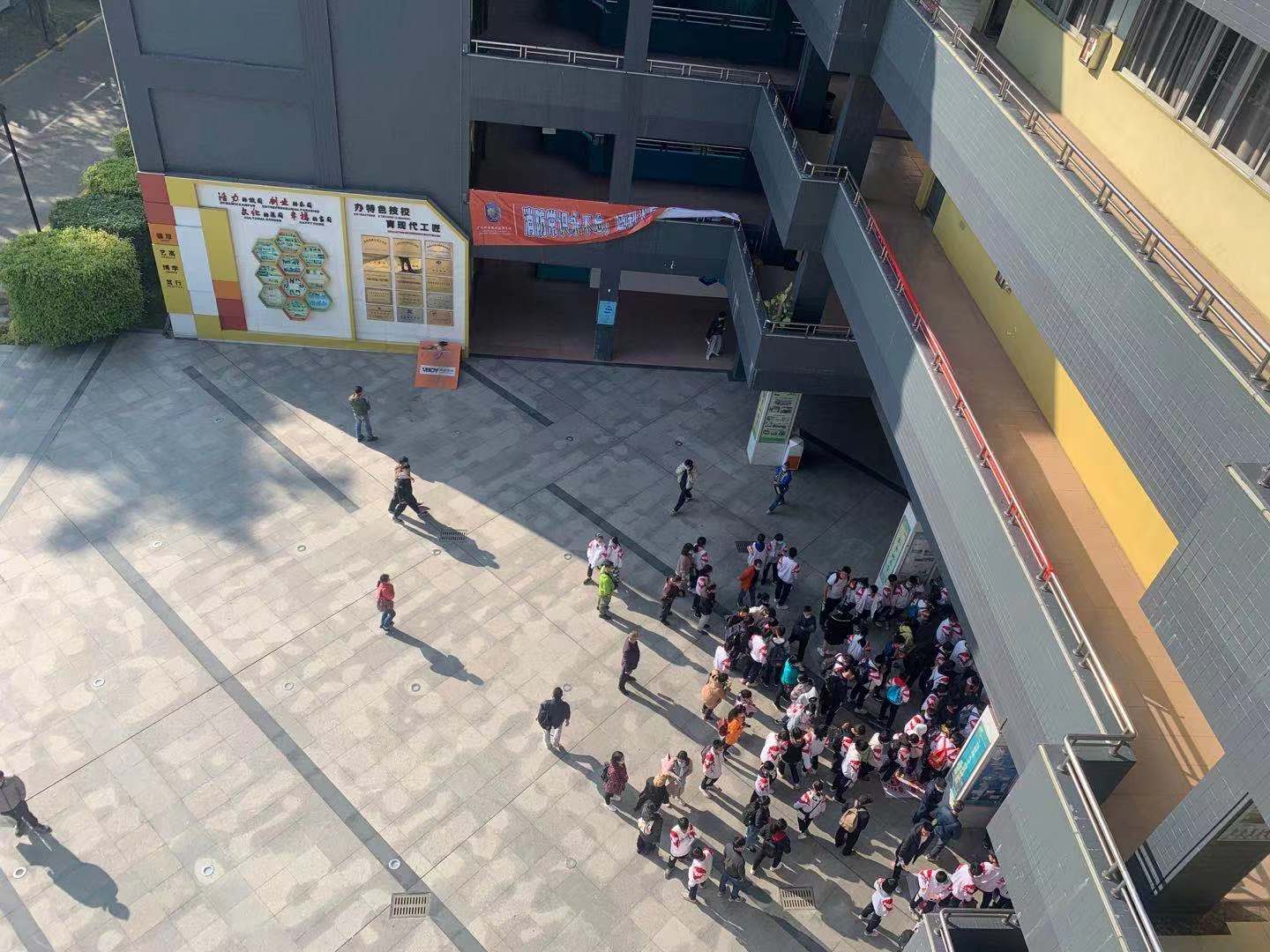 莱佛士再入广技宣讲,与学生、家长们零距离 莱佛士再入广技宣讲,与学生、家长们零距离