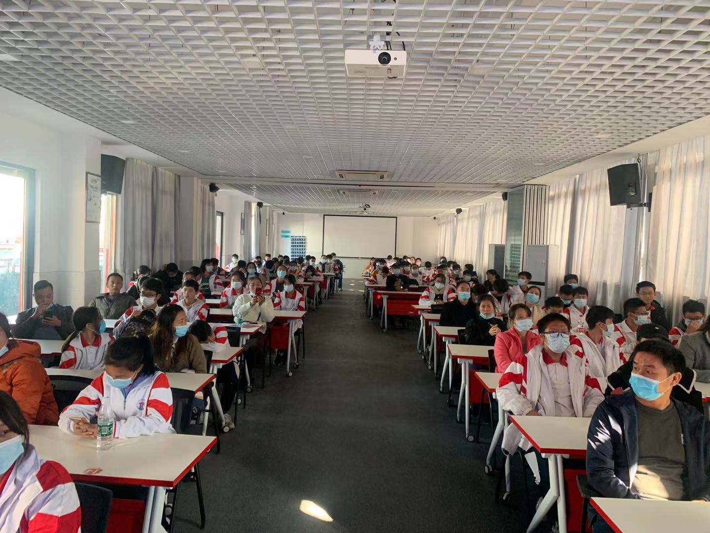 莱佛士再入广技宣讲,与学生、家长们零距离 莱佛士再入广技宣讲,与学生、家长们零距离