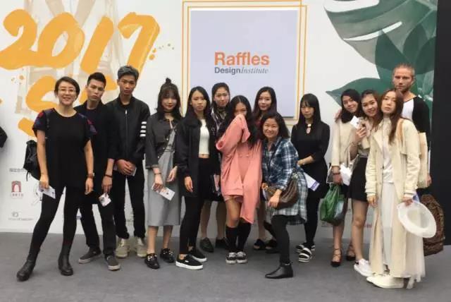 广州莱佛士设计学院师生合影