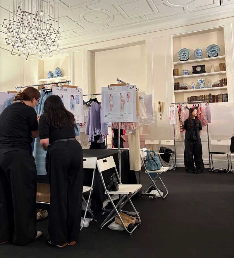微信图片_2025-11-25_100652_073.jpg 硬核实践 | 直通香奈儿秀场后台!莱佛士学生亲历时尚最前线